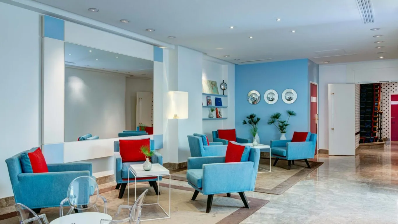 Vue du lobby de l’hôtel 3 étoiles Astoria à Paris, où des couleurs élégantes se marient parfaitement à une atmosphère raffinée.