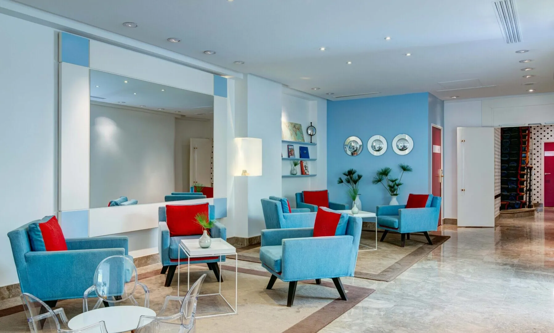 Vue du lobby de l’hôtel 3 étoiles Astoria à Paris, où des couleurs élégantes se marient parfaitement à une atmosphère raffinée.
