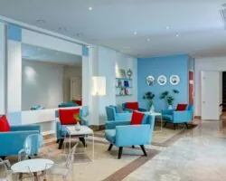 Vue du lobby de l’hôtel 3 étoiles Astoria à Paris, où des couleurs élégantes se marient parfaitement à une atmosphère raffinée.