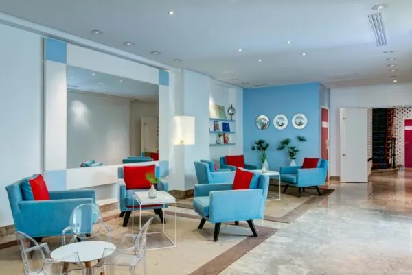 Vue du lobby de l’hôtel 3 étoiles Astoria à Paris, où des couleurs élégantes se marient parfaitement à une atmosphère raffinée.