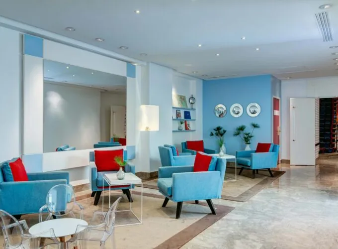 Vue du lobby de l’hôtel 3 étoiles Astoria à Paris, où des couleurs élégantes se marient parfaitement à une atmosphère raffinée.
