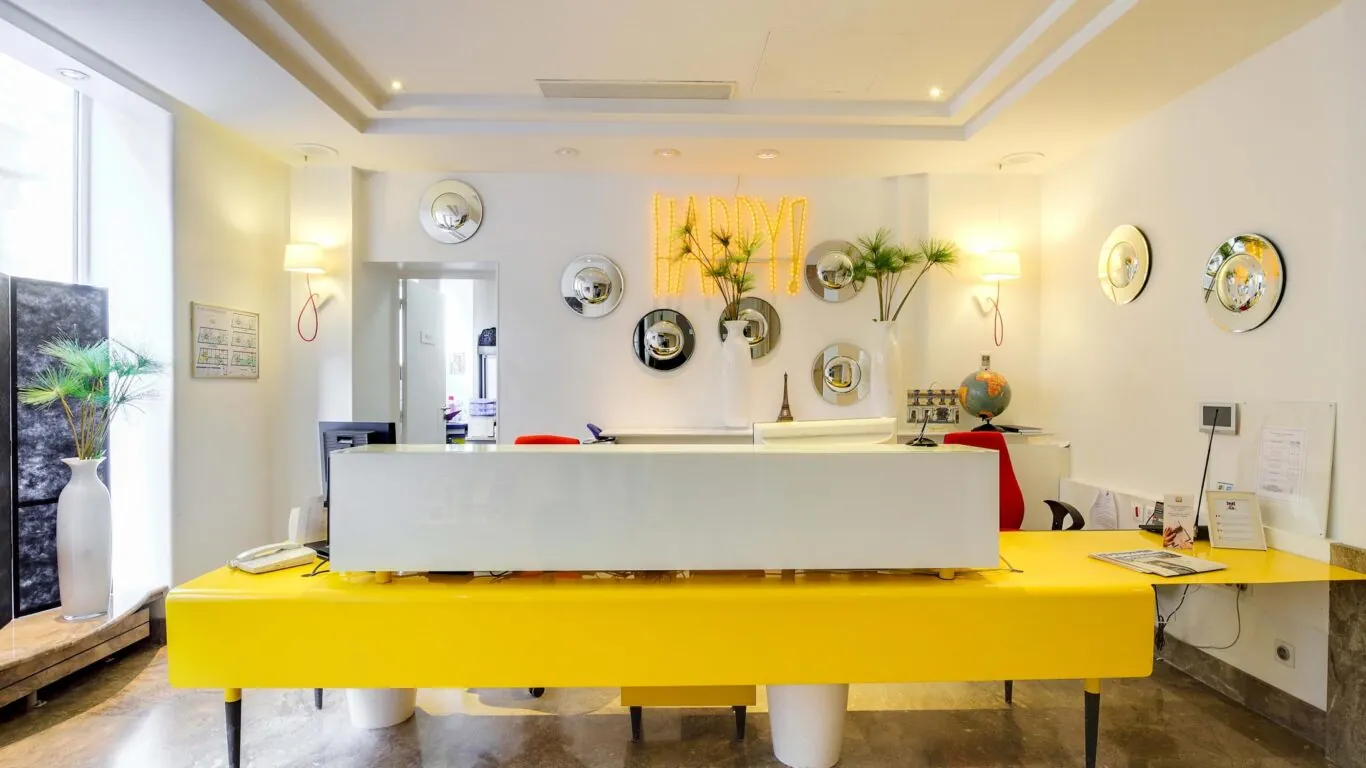 Espace réception de l’hôtel 3 étoiles Astoria du groupe Astotel, dans le 8ᵉ arrondissement de Paris, avec un accueil chaleureux et attentif.