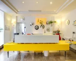 Espace réception de l’hôtel 3 étoiles Astoria du groupe Astotel, dans le 8ᵉ arrondissement de Paris, avec un accueil chaleureux et attentif.