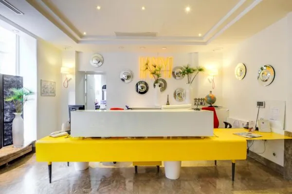 Espace réception de l’hôtel 3 étoiles Astoria du groupe Astotel, dans le 8ᵉ arrondissement de Paris, avec un accueil chaleureux et attentif.