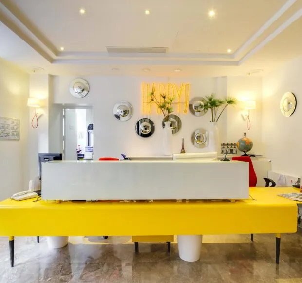 Espace réception de l’hôtel 3 étoiles Astoria du groupe Astotel, dans le 8ᵉ arrondissement de Paris, avec un accueil chaleureux et attentif.