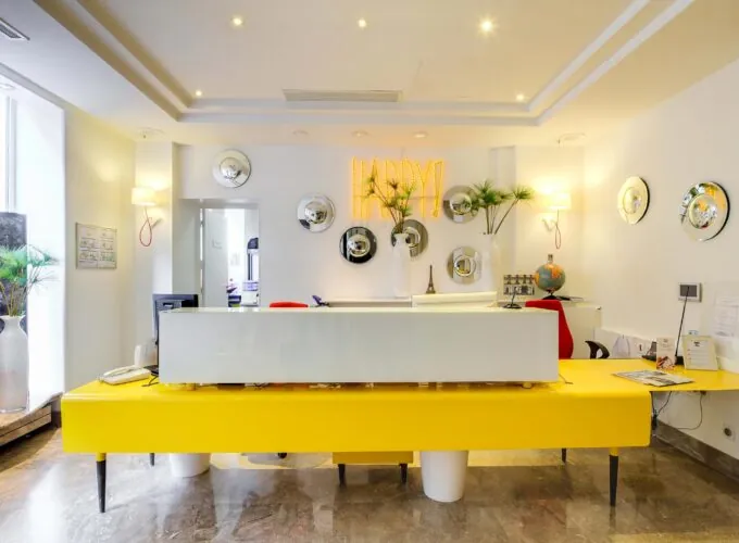 Espace réception de l’hôtel 3 étoiles Astoria du groupe Astotel, dans le 8ᵉ arrondissement de Paris, avec un accueil chaleureux et attentif.