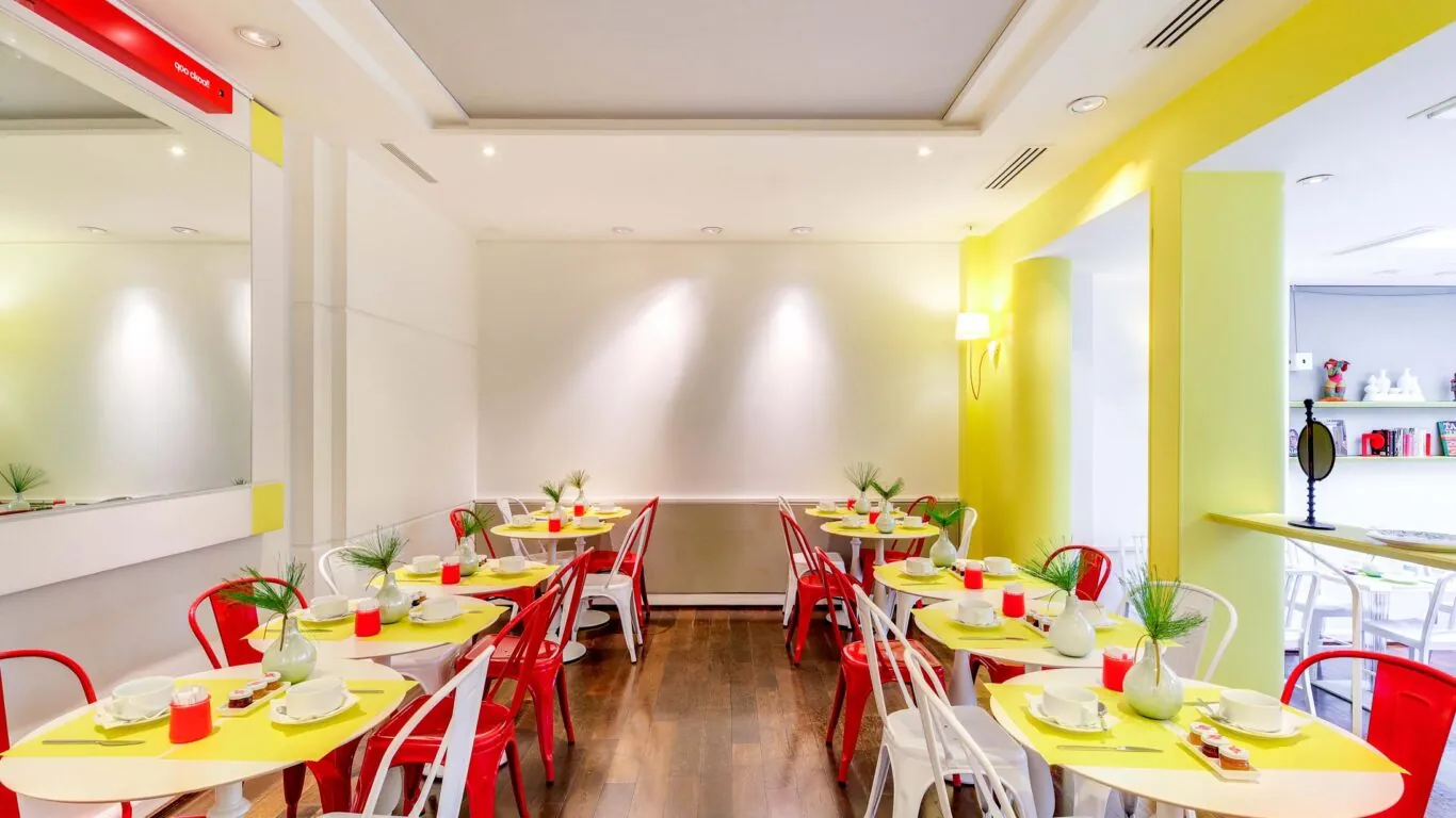 Vue de la salle de petit-déjeuner de l’hôtel 3 étoiles Astoria à Paris