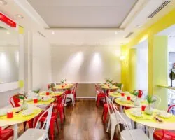 Vue de la salle de petit-déjeuner de l’hôtel 3 étoiles Astoria à Paris