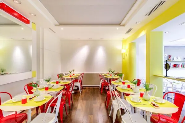 Vue de la salle de petit-déjeuner de l’hôtel 3 étoiles Astoria à Paris