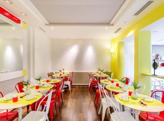 Vue de la salle de petit-déjeuner de l’hôtel 3 étoiles Astoria à Paris