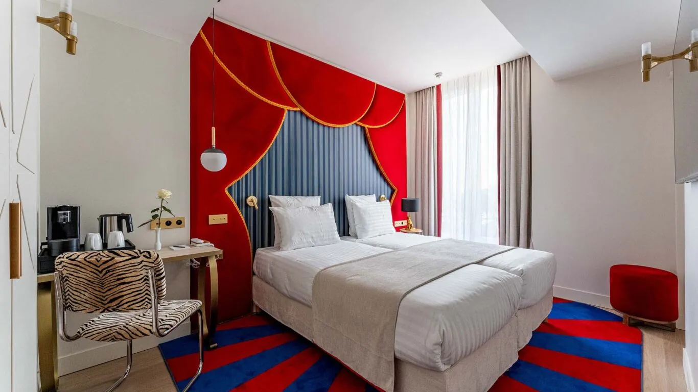 Depuis la chambre, les clients peuvent admirer les toits parisiens et la beauté de la capitale, tout en profitant d’un cadre élégant et apaisant pour un séjour inoubliable.