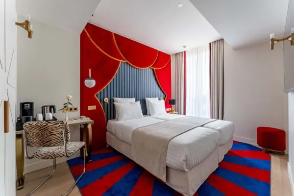 Depuis la chambre, les clients peuvent admirer les toits parisiens et la beauté de la capitale, tout en profitant d’un cadre élégant et apaisant pour un séjour inoubliable.