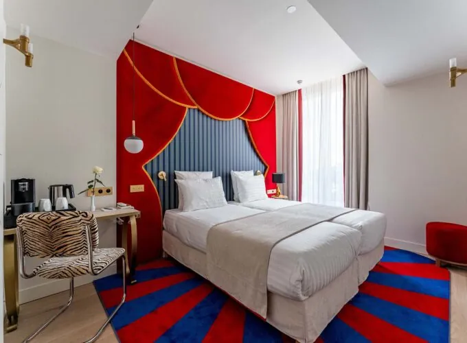 Depuis la chambre, les clients peuvent admirer les toits parisiens et la beauté de la capitale, tout en profitant d’un cadre élégant et apaisant pour un séjour inoubliable.