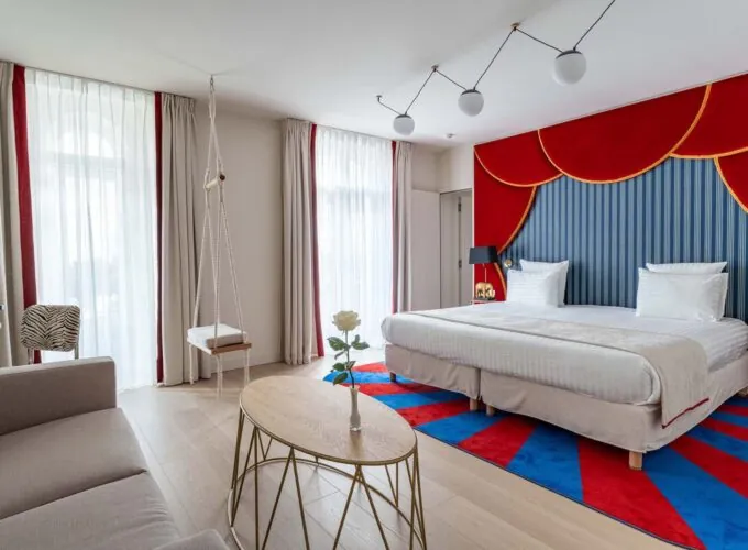 Entrée accueillante de la chambre Supérieure Communicante Bouglione à l’hôtel Astra Opéra