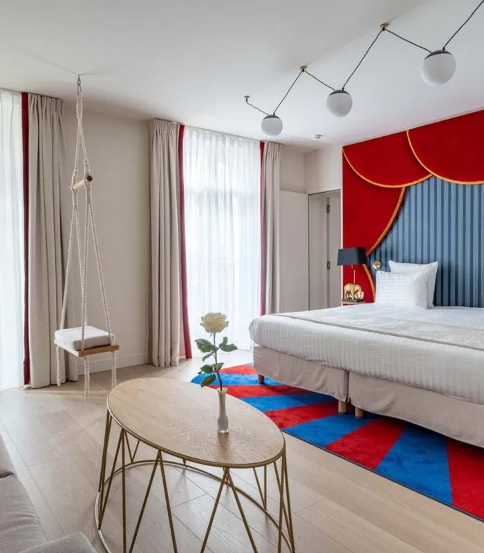 Entrée accueillante de la chambre Supérieure Communicante Bouglione à l’hôtel Astra Opéra