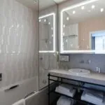 Salle de bain de la chambre Supérieure Communicante Bouglione à l’hôtel Astra Opéra