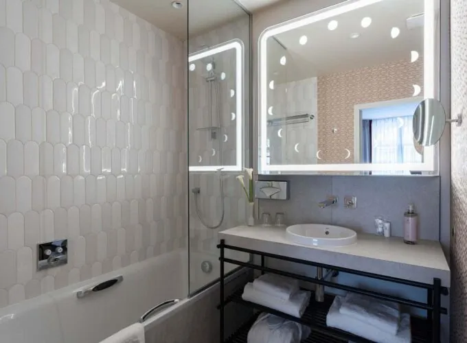 Salle de bain de la chambre Supérieure Communicante Bouglione à l’hôtel Astra Opéra