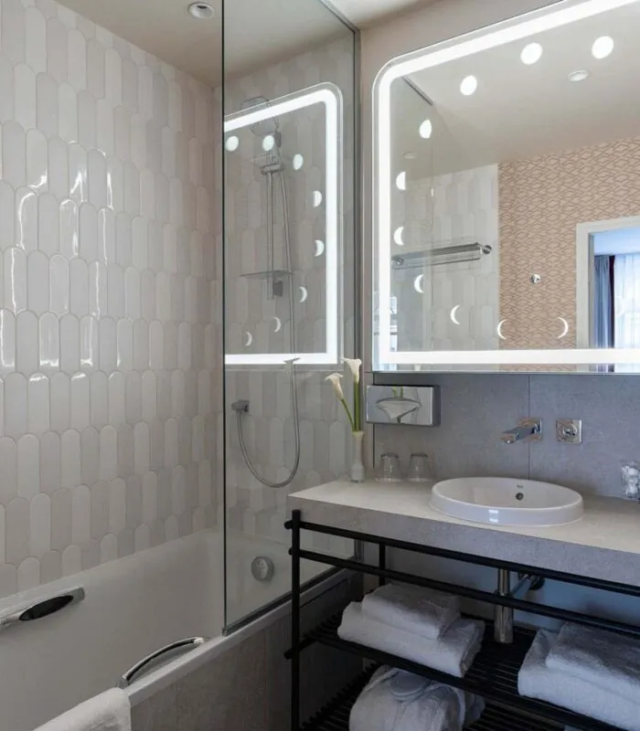 Salle de bain de la chambre Supérieure Communicante Bouglione à l’hôtel Astra Opéra