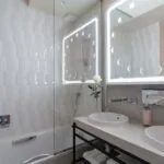 Détails de la baignoire de la chambre Supérieure Communicante Bouglione à l’hôtel Astra Opéra