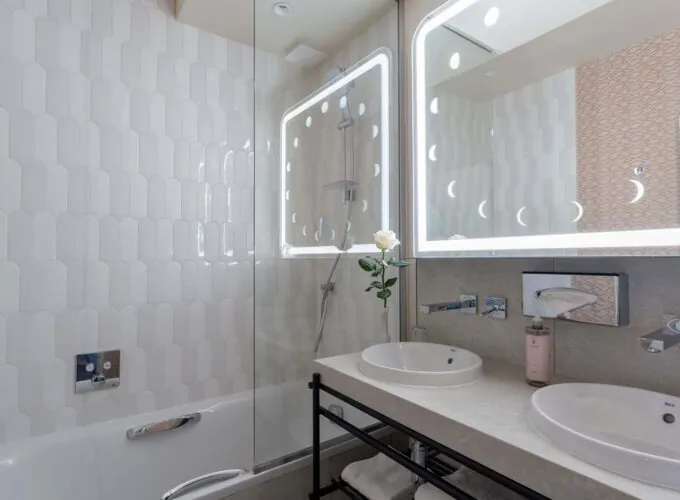 Détails de la baignoire de la chambre Supérieure Communicante Bouglione à l’hôtel Astra Opéra