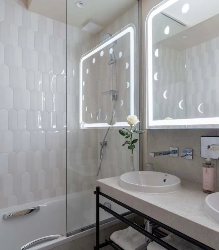 Détails de la baignoire de la chambre Supérieure Communicante Bouglione à l’hôtel Astra Opéra