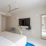 Écran plat de la chambre Supérieure Communicante Haigneré à l’hôtel Astra Opéra