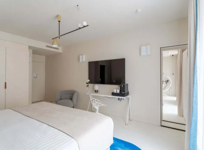 Écran plat de la chambre Supérieure Communicante Haigneré à l’hôtel Astra Opéra