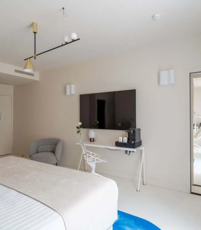 Écran plat de la chambre Supérieure Communicante Haigneré à l’hôtel Astra Opéra