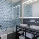 Salle de bain de la chambre Supérieure Communicante Haigneré à l’hôtel Astra Opéra