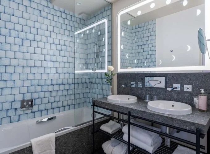 Salle de bain de la chambre Supérieure Communicante Haigneré à l’hôtel Astra Opéra
