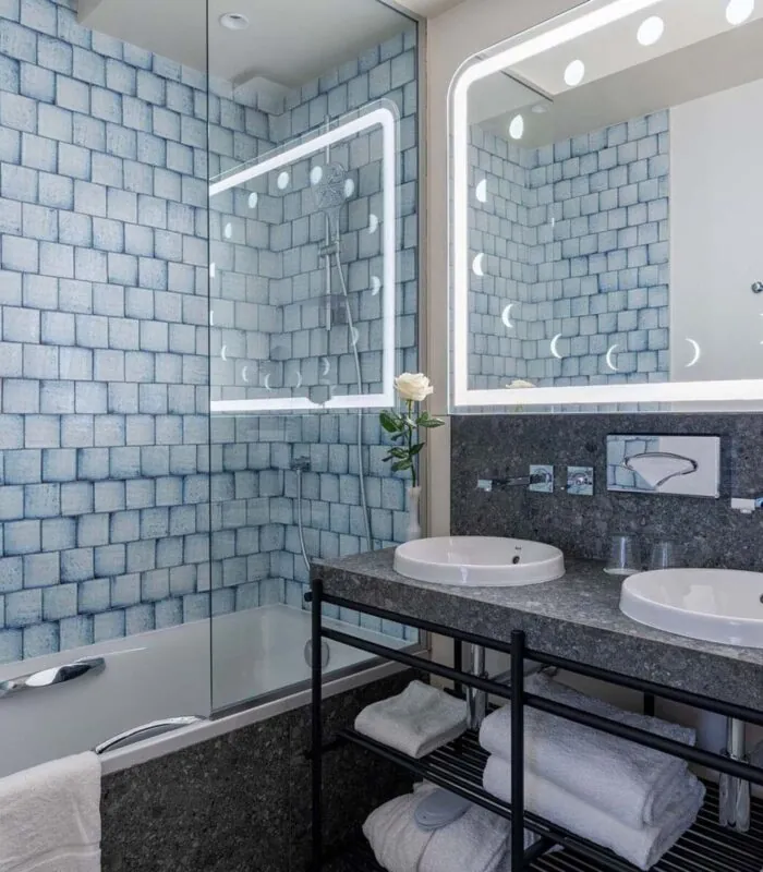 Salle de bain de la chambre Supérieure Communicante Haigneré à l’hôtel Astra Opéra