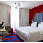 Chambre Double Standard Bouglione avec un lit et un bureau à l’hôtel Astra Opéra