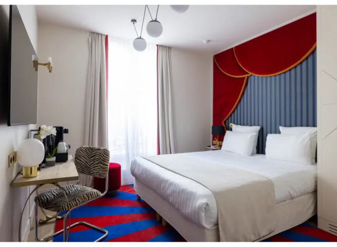 Chambre Double Standard Bouglione avec un lit et un bureau à l’hôtel Astra Opéra