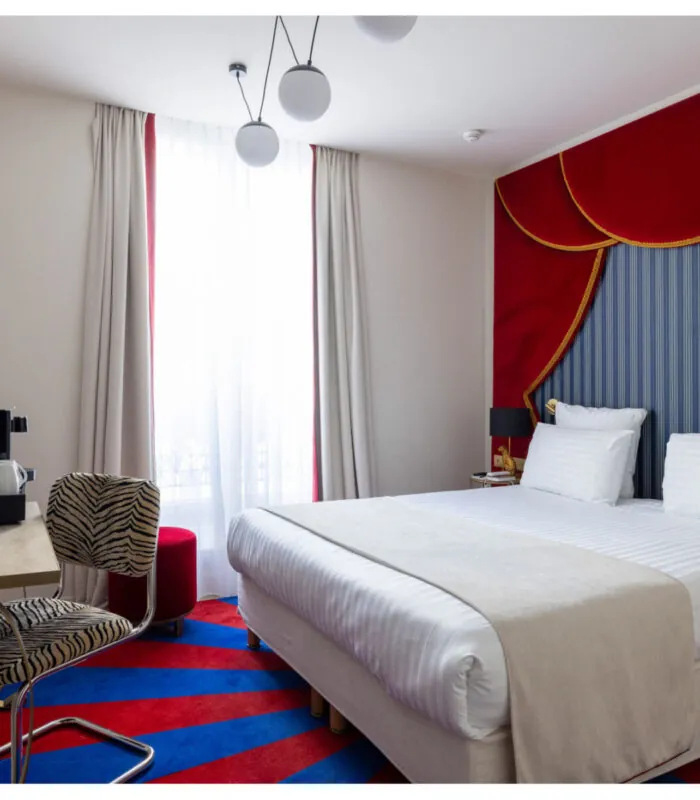 Chambre Double Standard Bouglione avec un lit et un bureau à l’hôtel Astra Opéra