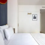 Chambre Double Standard Bouglione avec un lit et un tableau au mur à l’hôtel Astra Opéra