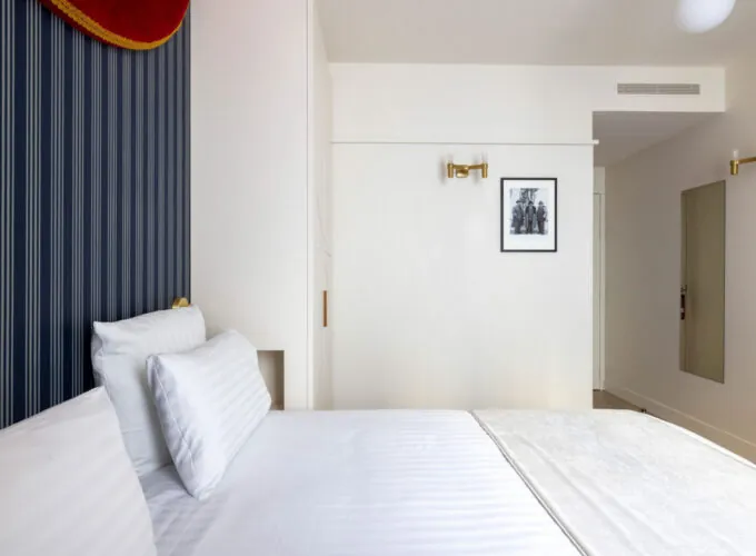 Chambre Double Standard Bouglione avec un lit et un tableau au mur à l’hôtel Astra Opéra