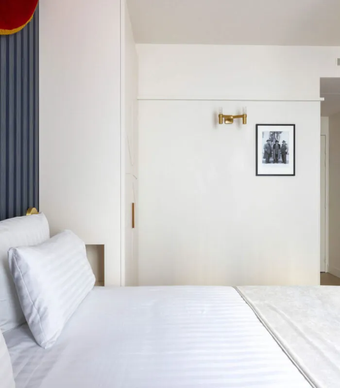 Chambre Double Standard Bouglione avec un lit et un tableau au mur à l’hôtel Astra Opéra