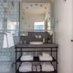 Salle de bain Double Standard Claudie Haigneré avec un lavabo et un miroir à l’hôtel Astra Opéra