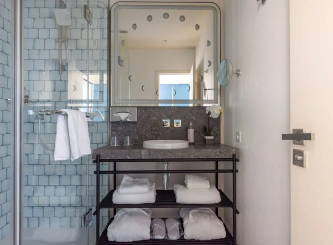 Salle de bain Double Standard Claudie Haigneré avec un lavabo et un miroir à l’hôtel Astra Opéra