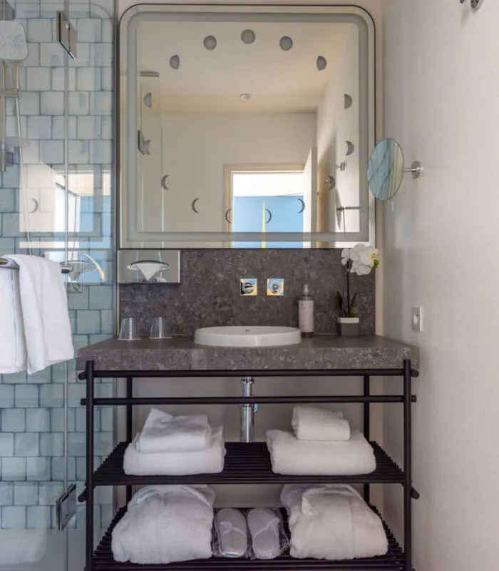 Salle de bain Double Standard Claudie Haigneré avec un lavabo et un miroir à l’hôtel Astra Opéra