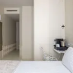 Chambre Double Standard Claudie Haigneré avec un lit et un bureau à l’hôtel Astra Opéra