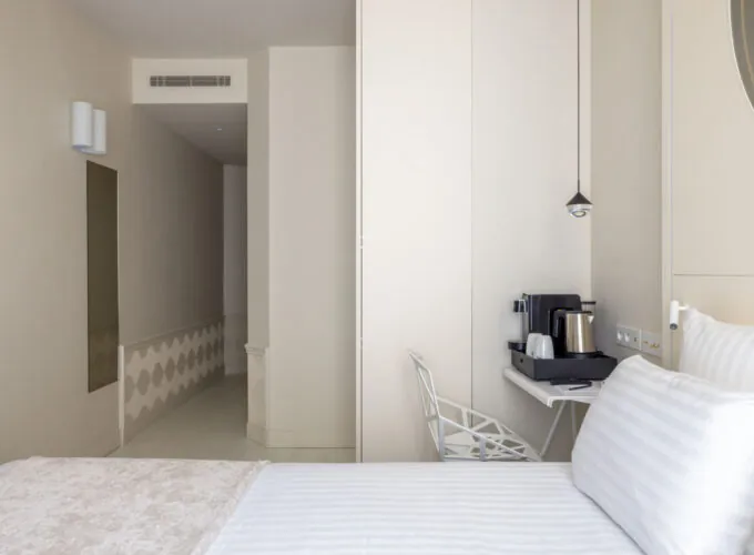 Chambre Double Standard Claudie Haigneré avec un lit et un bureau à l’hôtel Astra Opéra