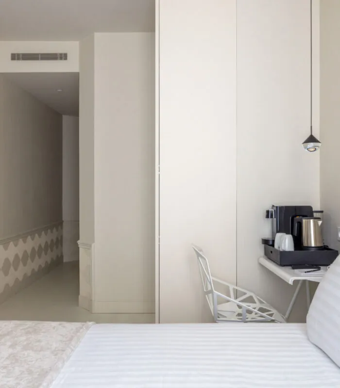 Chambre Double Standard Claudie Haigneré avec un lit et un bureau à l’hôtel Astra Opéra