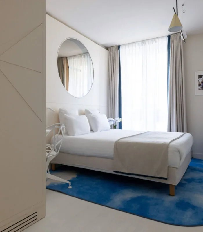 Chambre Double Standard Claudie Haigneré avec un lit et un tapis bleu à l’hôtel Astra Opéra