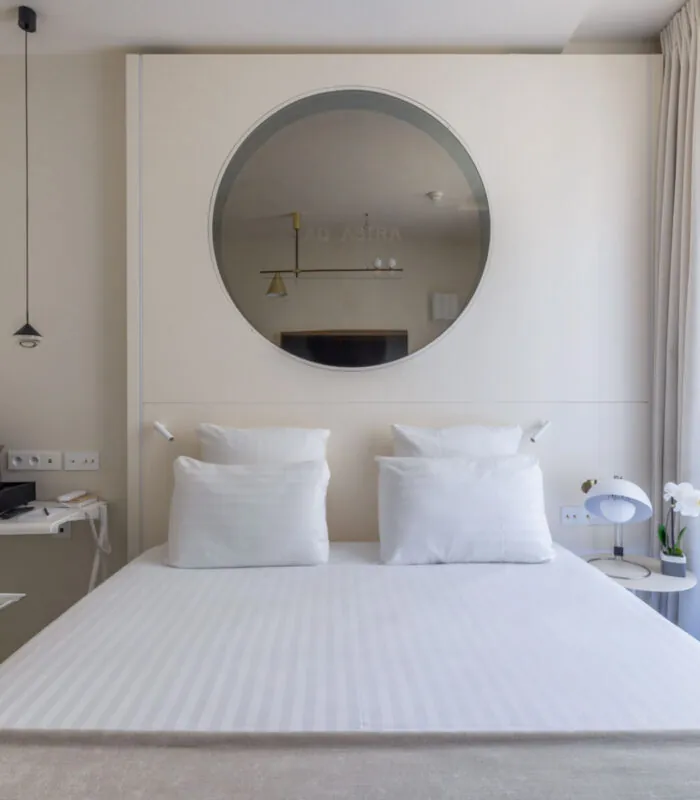 Chambre Double Standard Claudie Haigneré avec un lit et un miroir à l’hôtel Astra Opéra