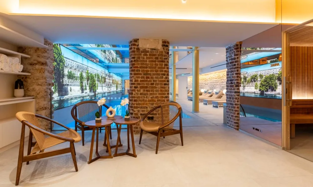 Espace bien-être à l’Hôtel Astra Opéra, dans le 9ᵉ arrondissement de Paris, avec un sauna, une piscine et un espace de repos