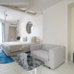 Chambre Exécutive Claudie Haigneré avec un lit, un fauteuil et une table à l’hôtel Astra Opéra