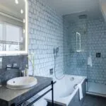 Salle de bain de la chambre Exécutive Claudie Haigneré de l’hôtel Astra Opéra