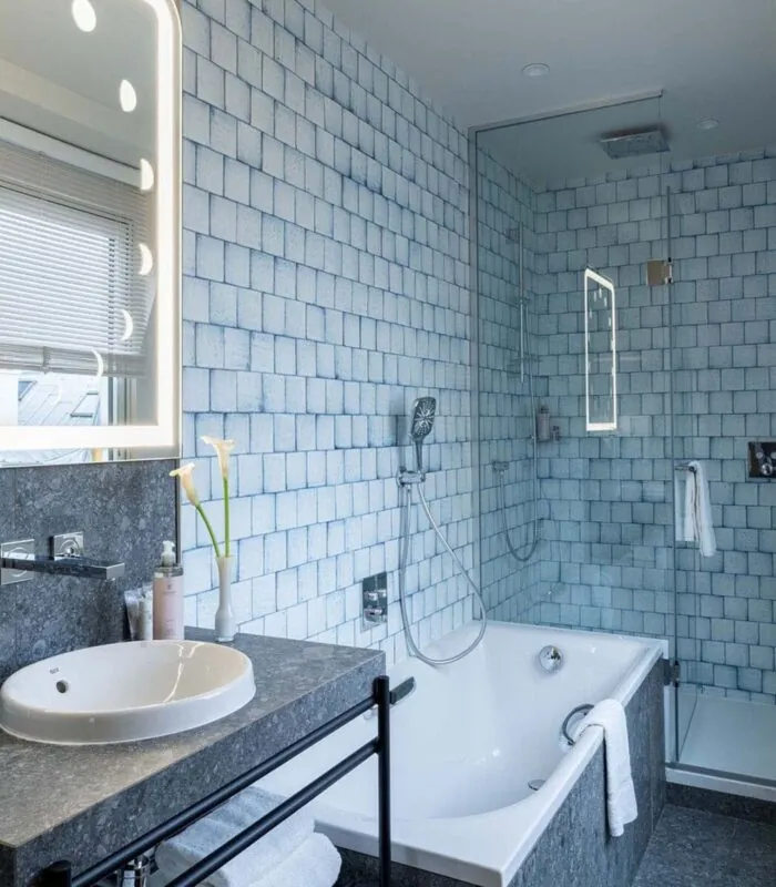 Salle de bain de la chambre Exécutive Claudie Haigneré de l’hôtel Astra Opéra