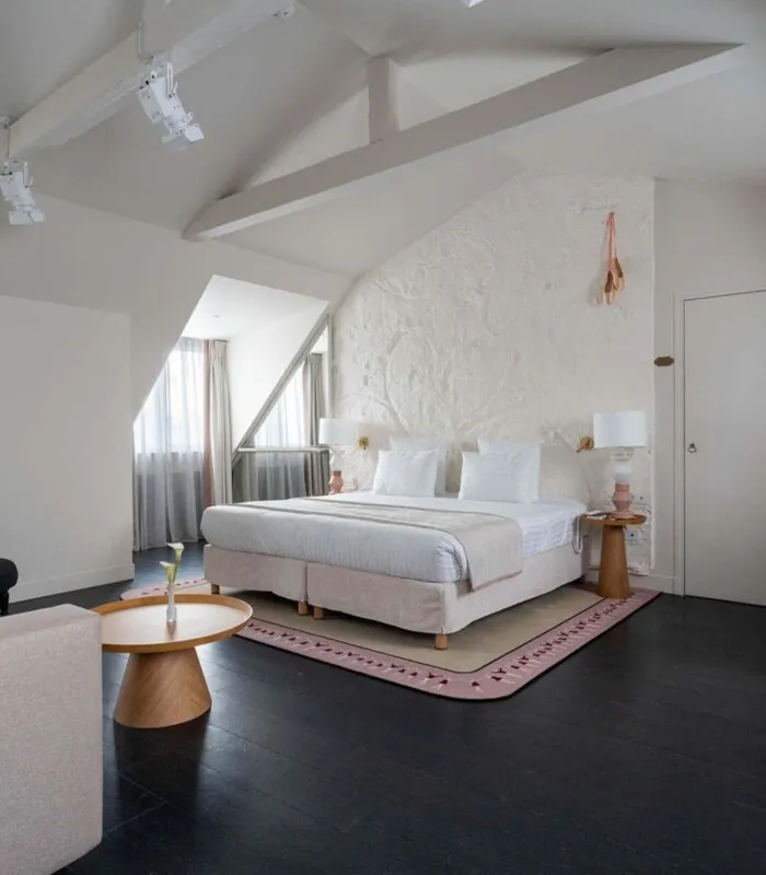 Vue d’ensemble de la chambre Exécutive Marie-Agnès Gillot de l’hôtel Astra Opéra